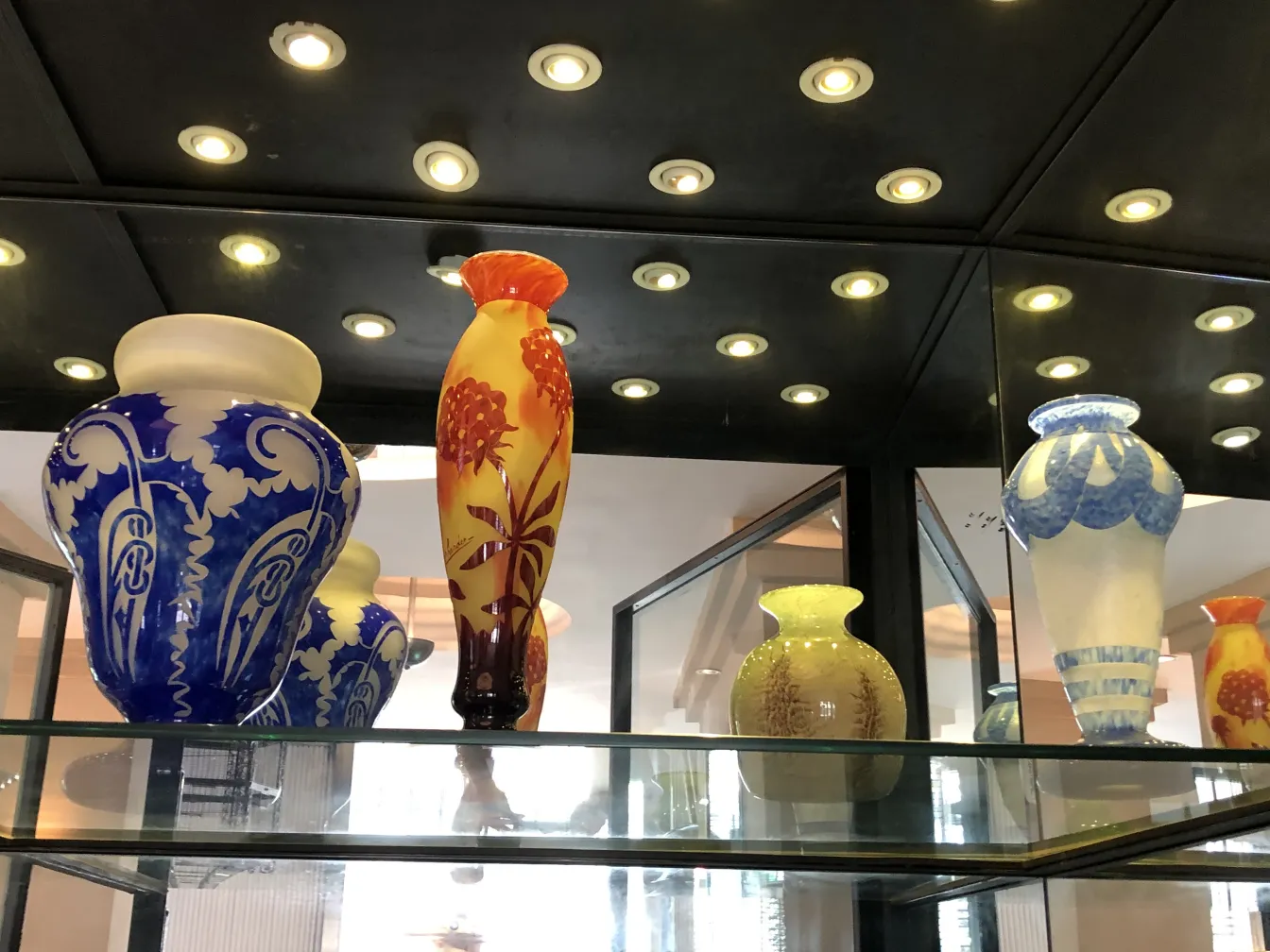 Vasos de vidro antigos em várias cores e formatos