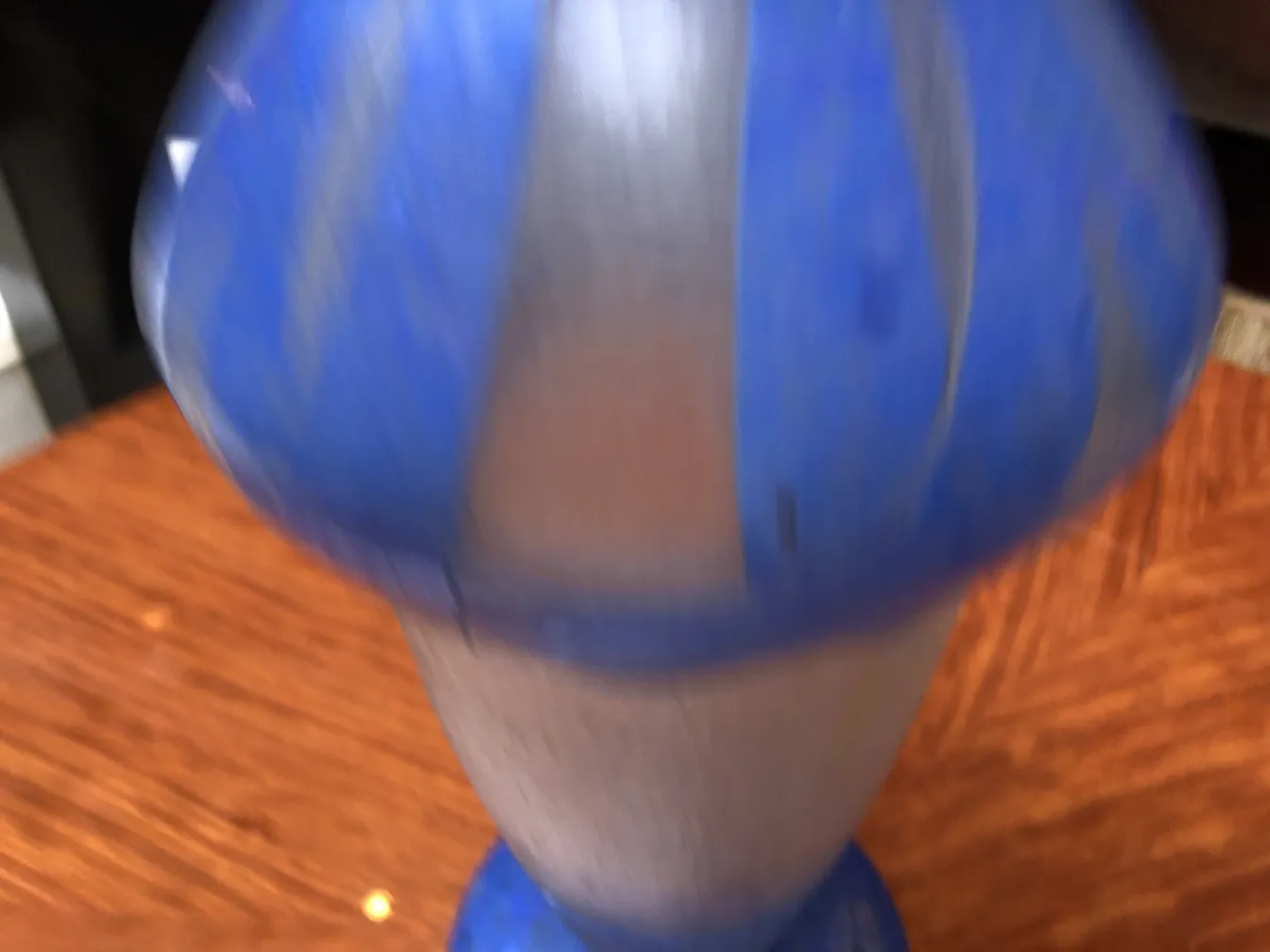 アンティークサイン入りグラス（デグー）、青い装飾的なデザイン