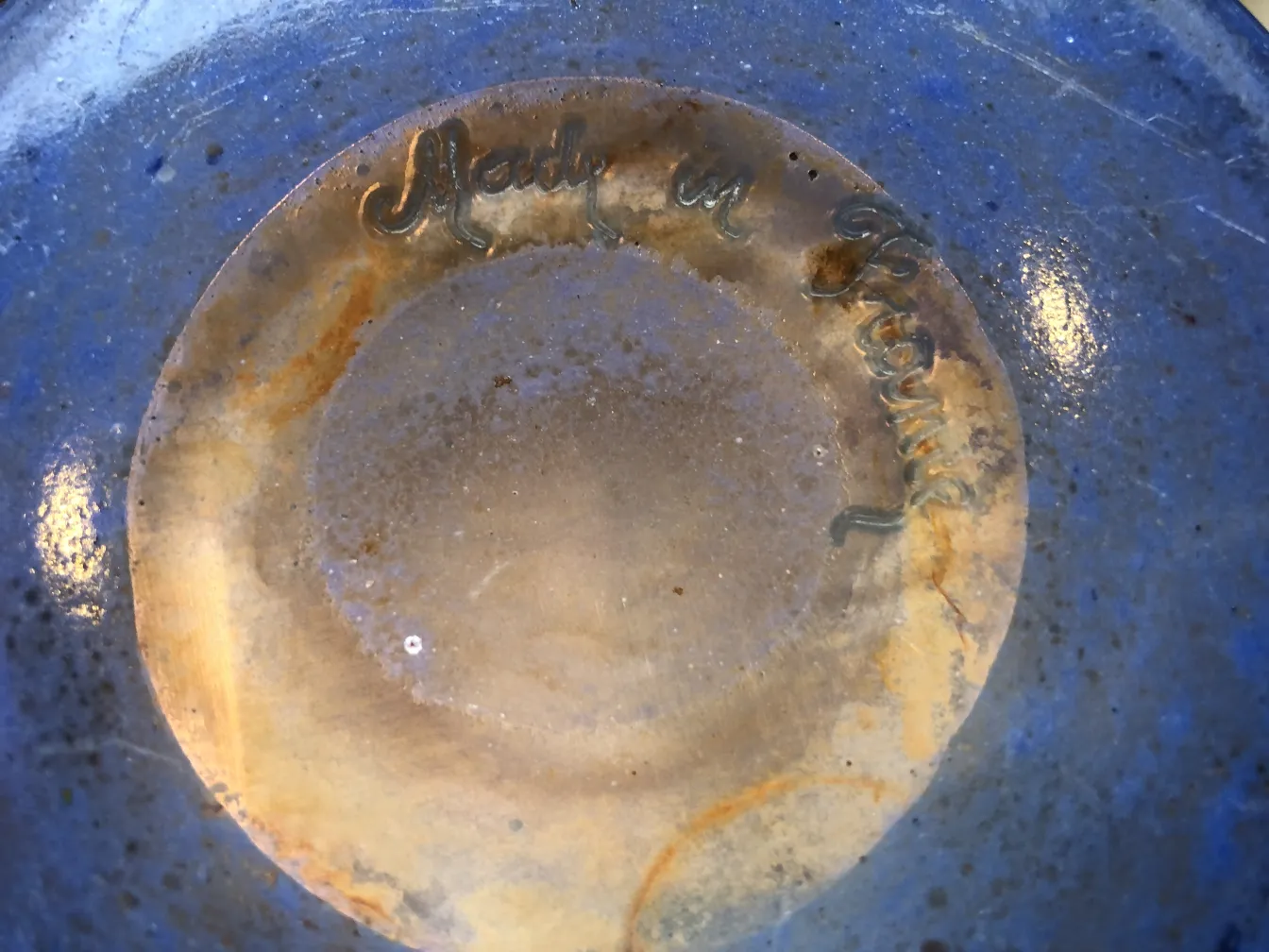 Detalles de un vidrio firmado Degué en tonos azules, con firma visible