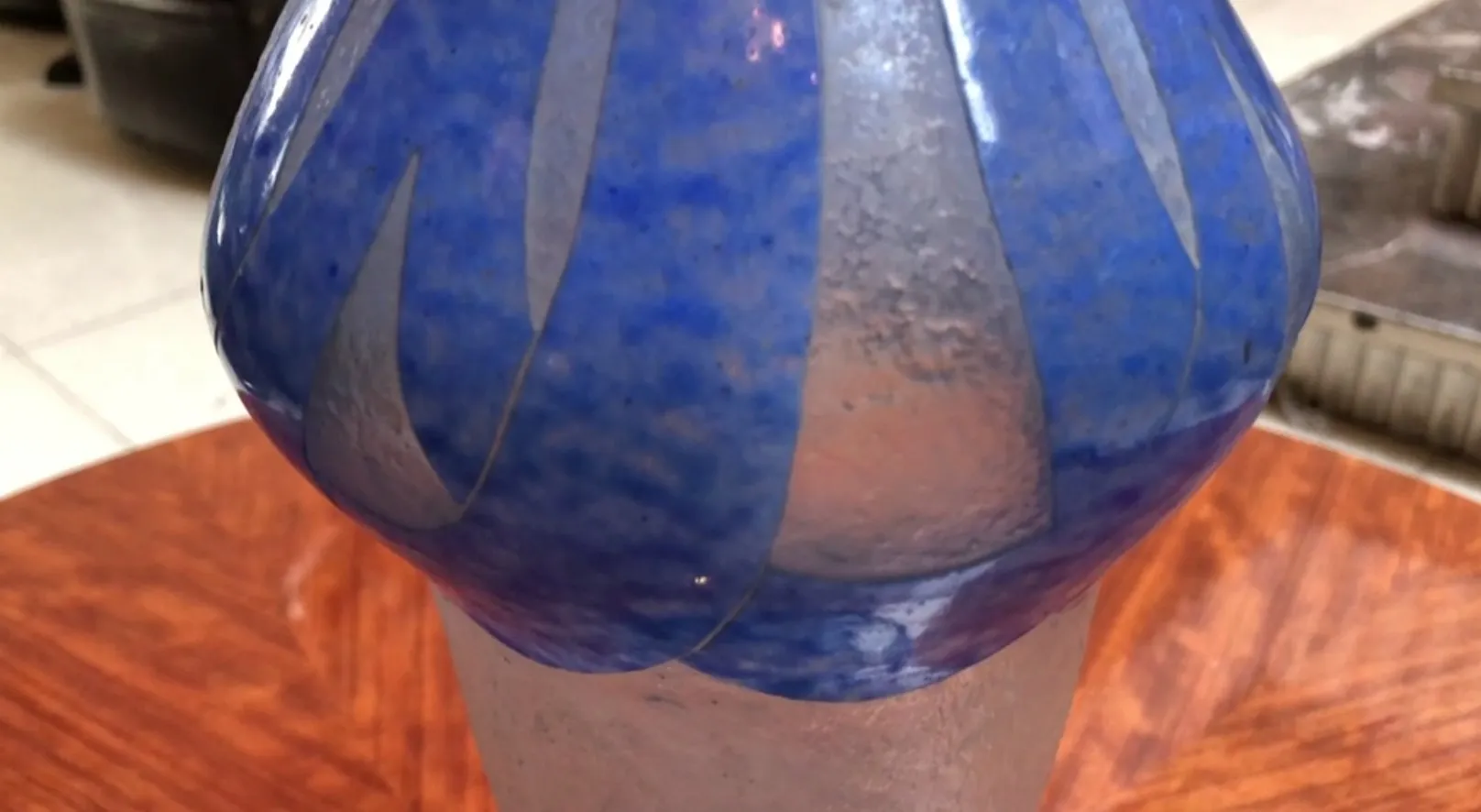 Verre signé ancien Degué avec motif bleu