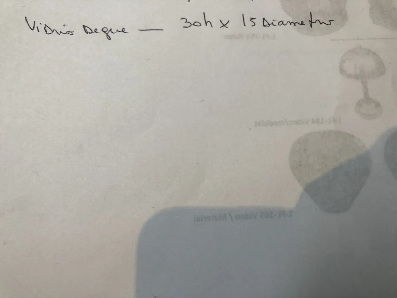 زجاج قديم موقّع ديغيه بتصميم أنيق في بيئة محايدة.