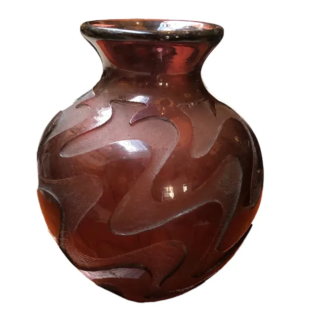 vaso de vidro assinado Degué com design decorativo antigo