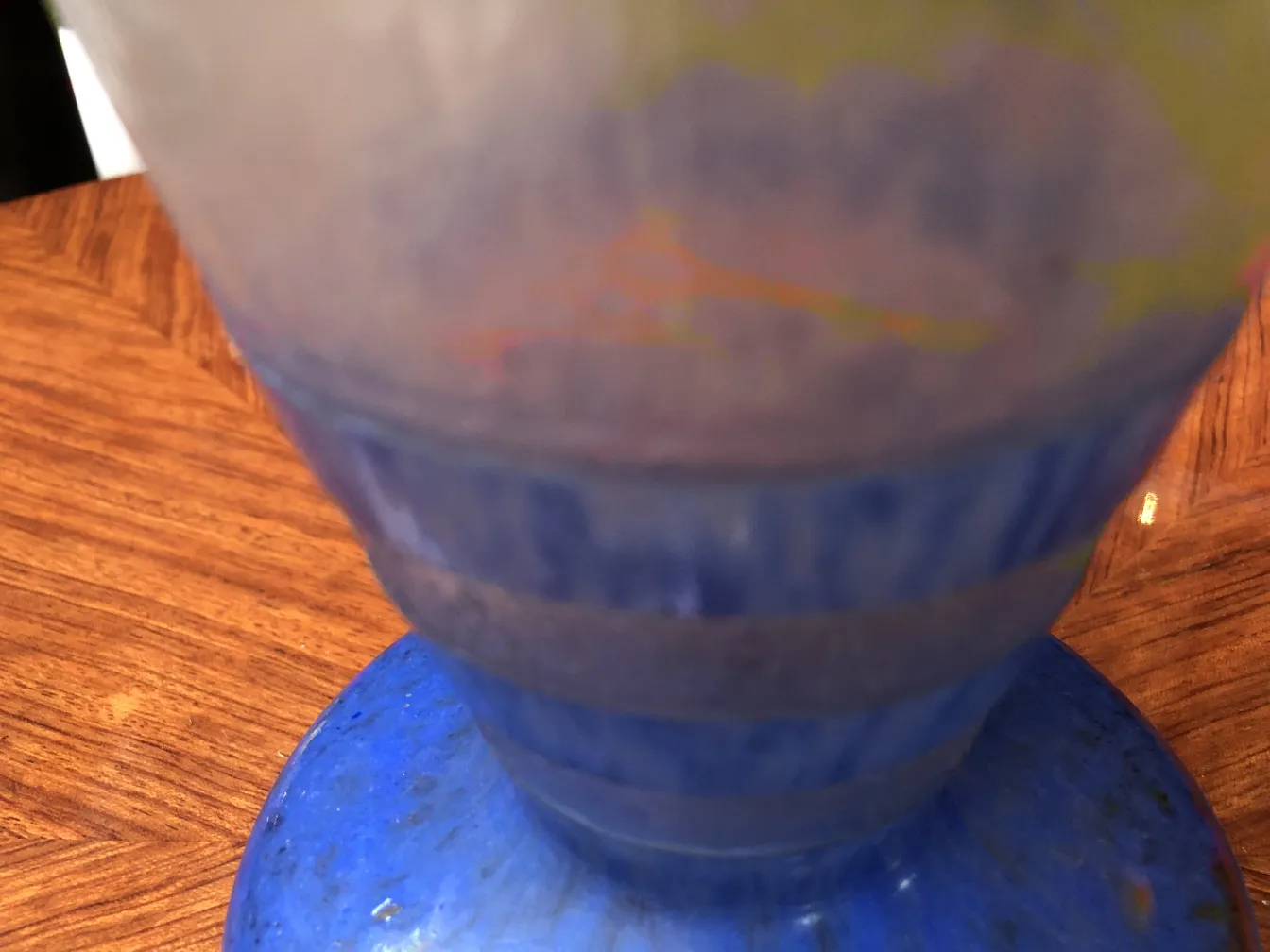 古董签名玻璃Degué，呈现蓝色色调和独特的视觉细节，陈列在优雅的表面上。