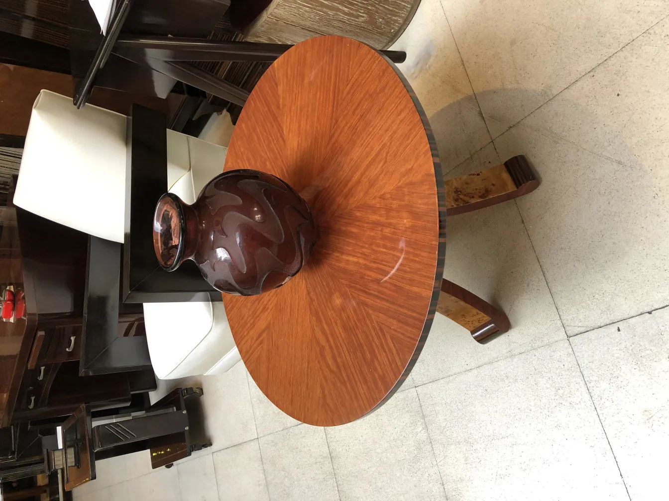 Vidro assinado degué em mesa redonda com decoração moderna.