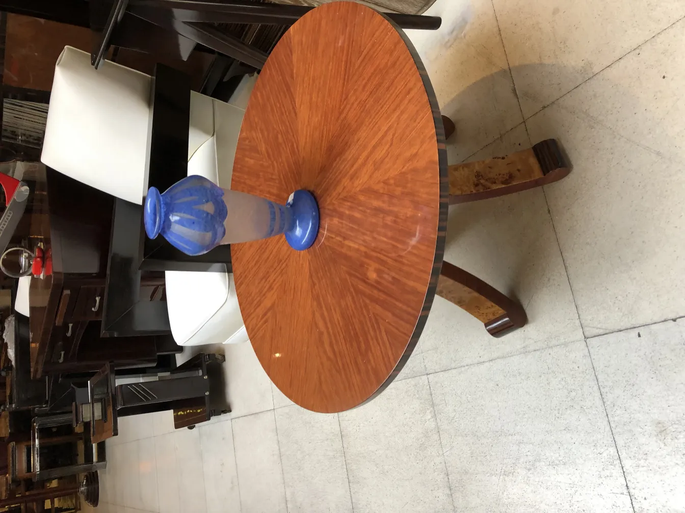 verre signé Degué dans un environnement antique avec des tables