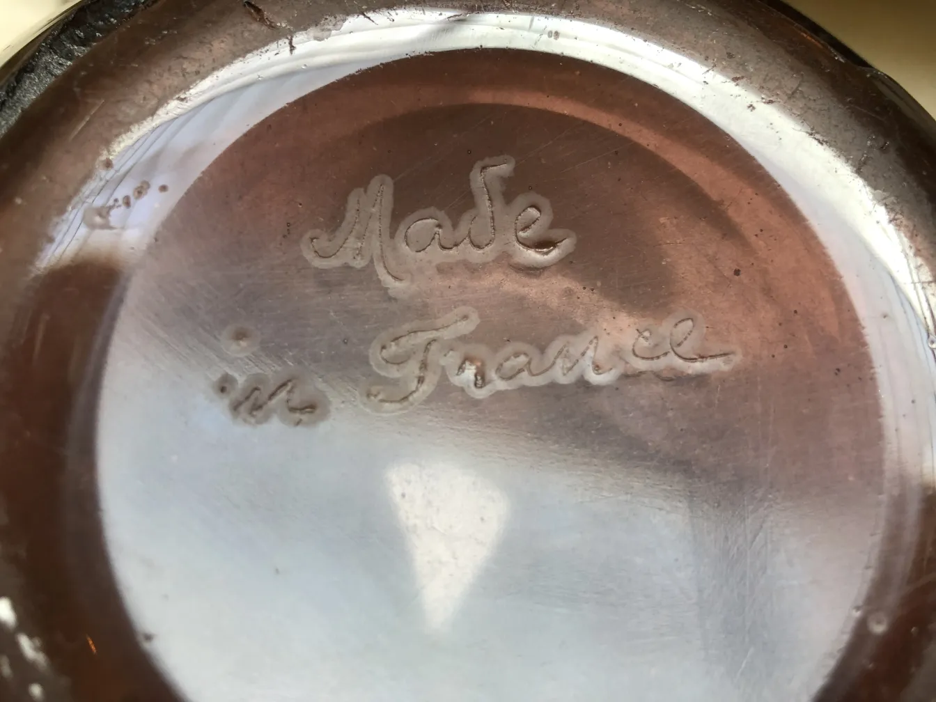 Vue de la base d'un verre signé Degué avec l'inscription 'Made in France'.