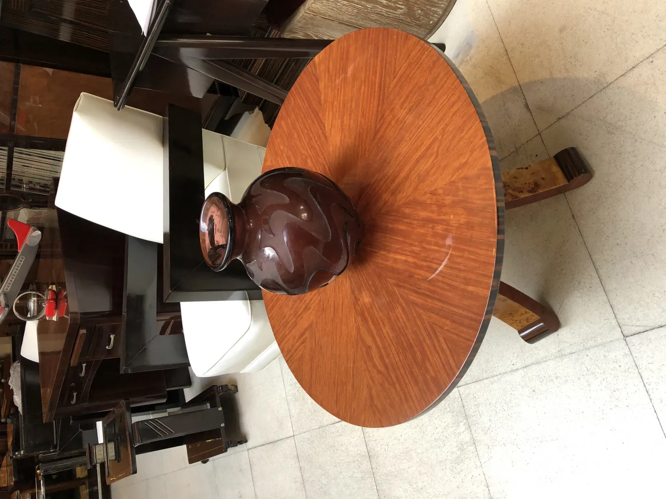 Vidro assinado Degué em forma curva, ambiente contemporâneo elegante.