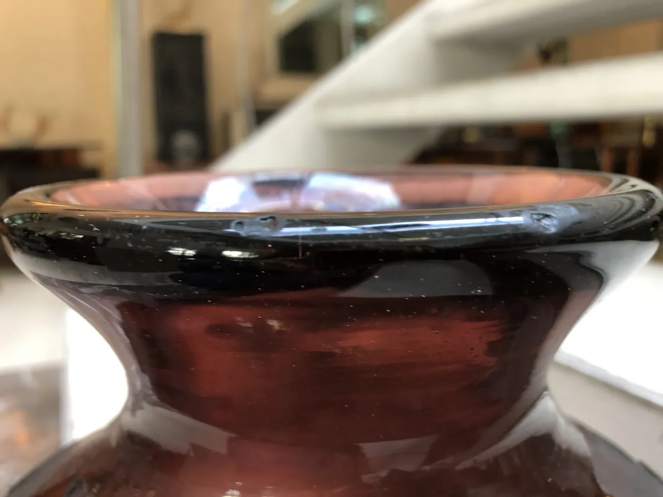 detalhe de vidro assinado Degué com borda negra