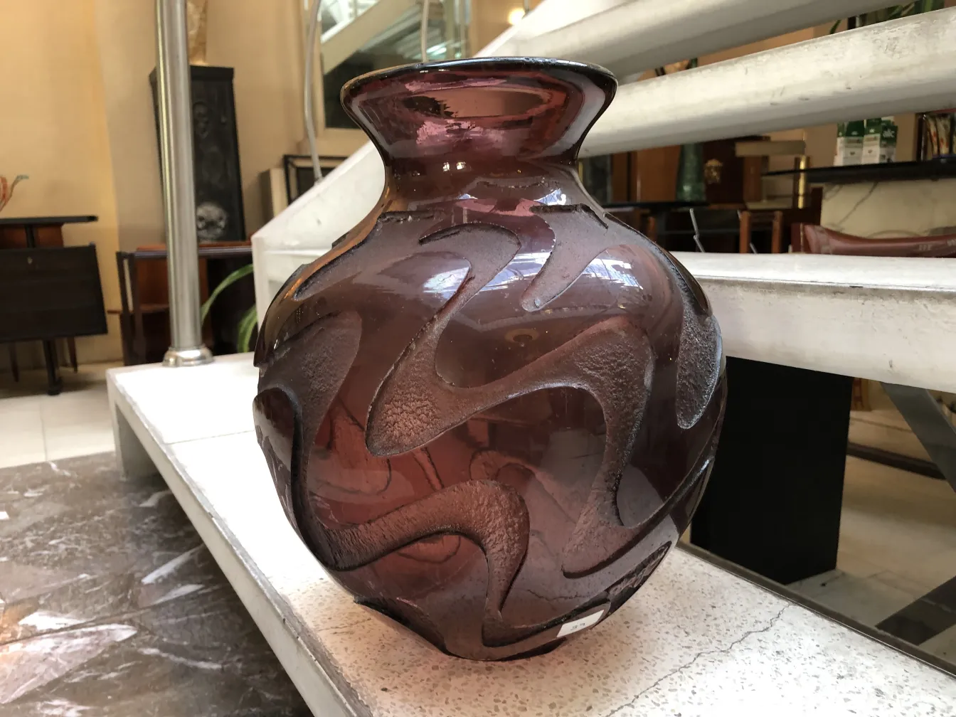 Garrafão antigo de vidro com design roxo e detalhes.