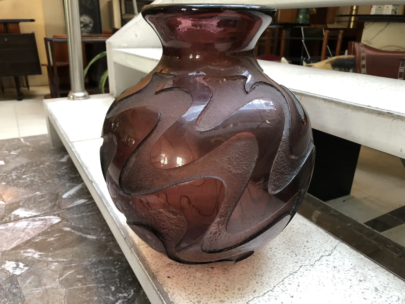 Jarrón decorativo de vidrio firmado Degué en un ambiente elegante