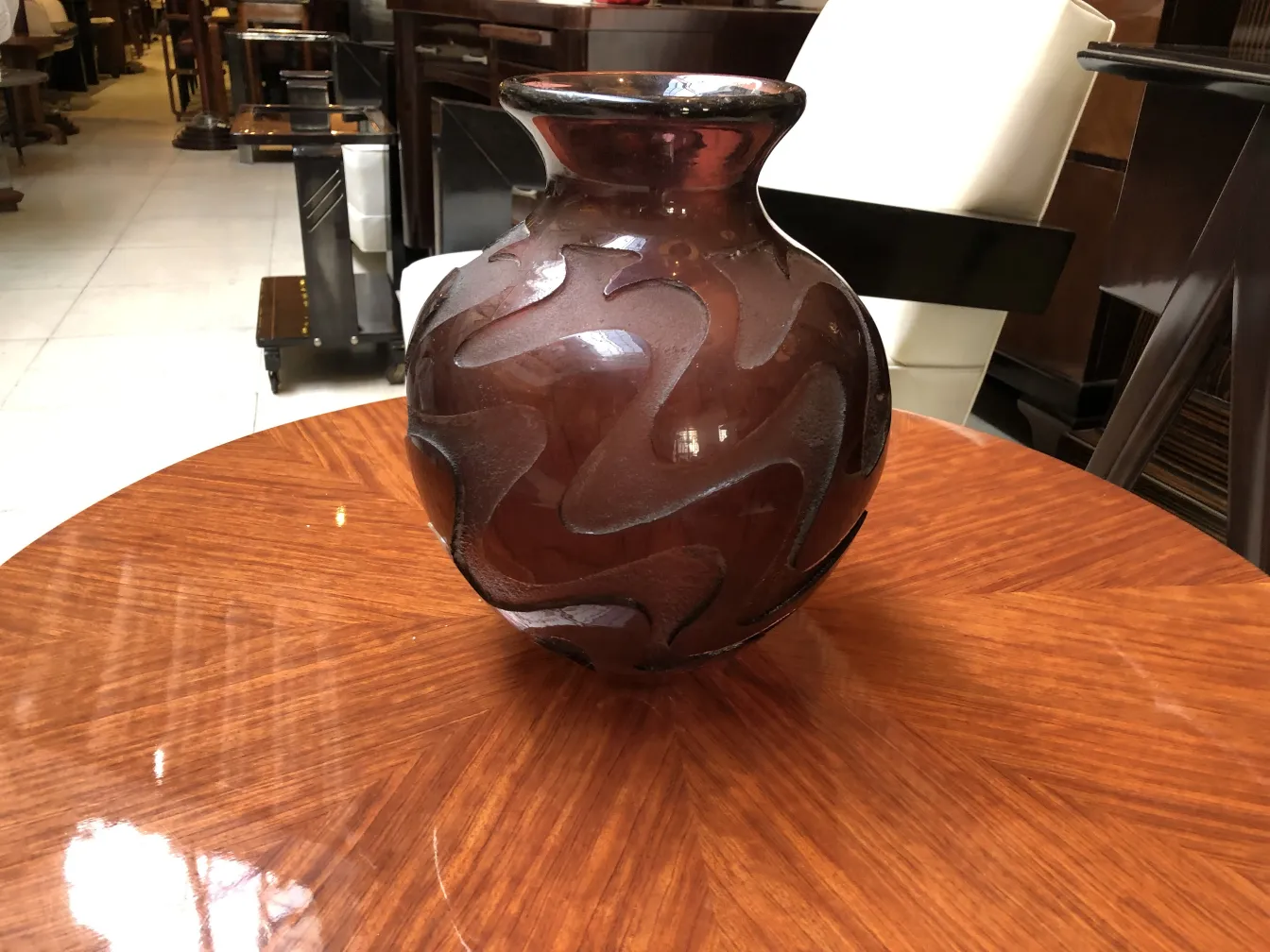 Glasvase mit Degué-Unterschrift, dekorative Form, antike Umgebung.