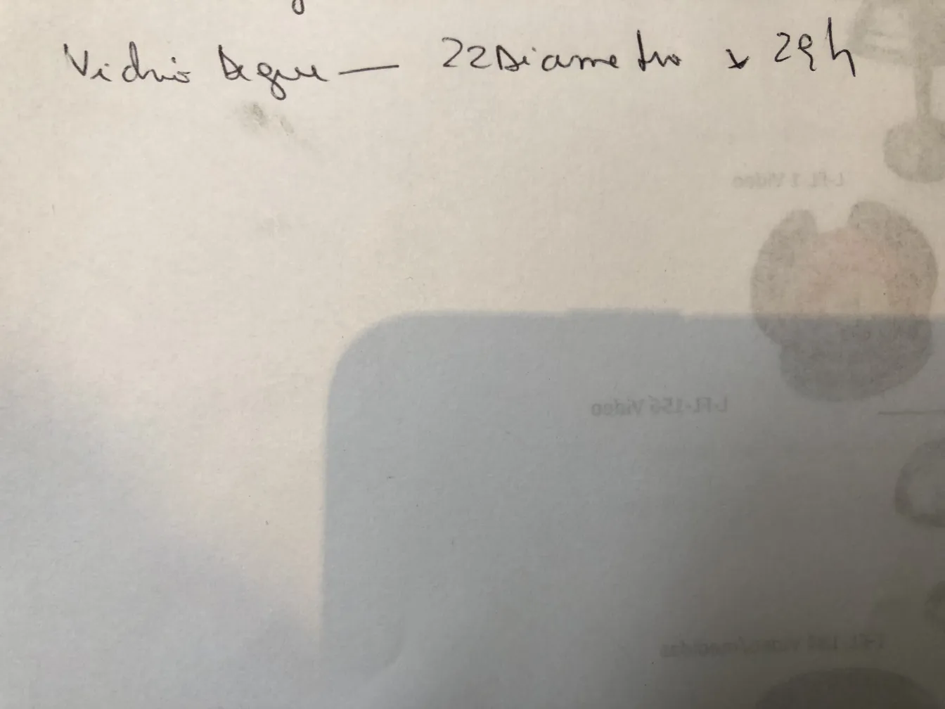 Подписанное стекло Degué с древними деталями на светлом фоне.