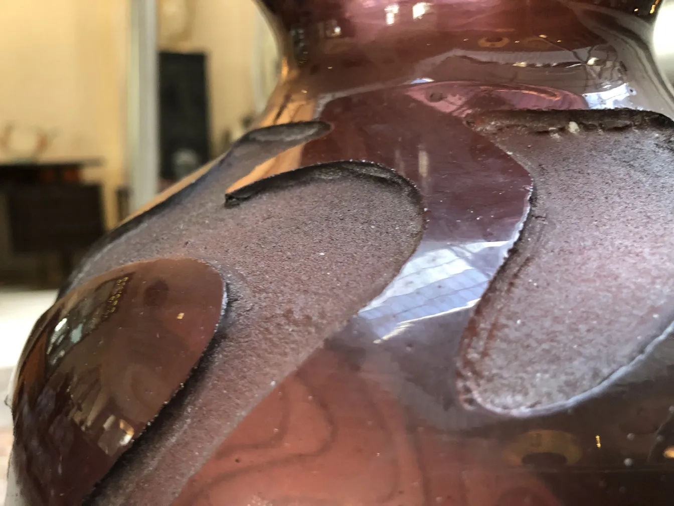 Verre ancien signé avec des éléments décoratifs bruns