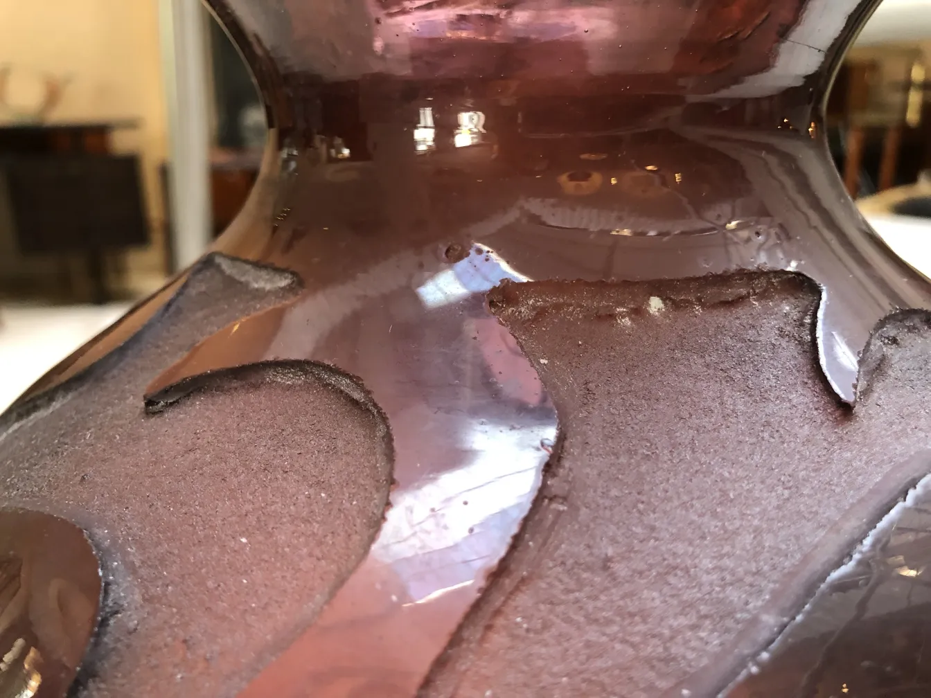 Presenta un elegante vetro firmato Degué con design artistico, visibile in un contesto di antiquariato.