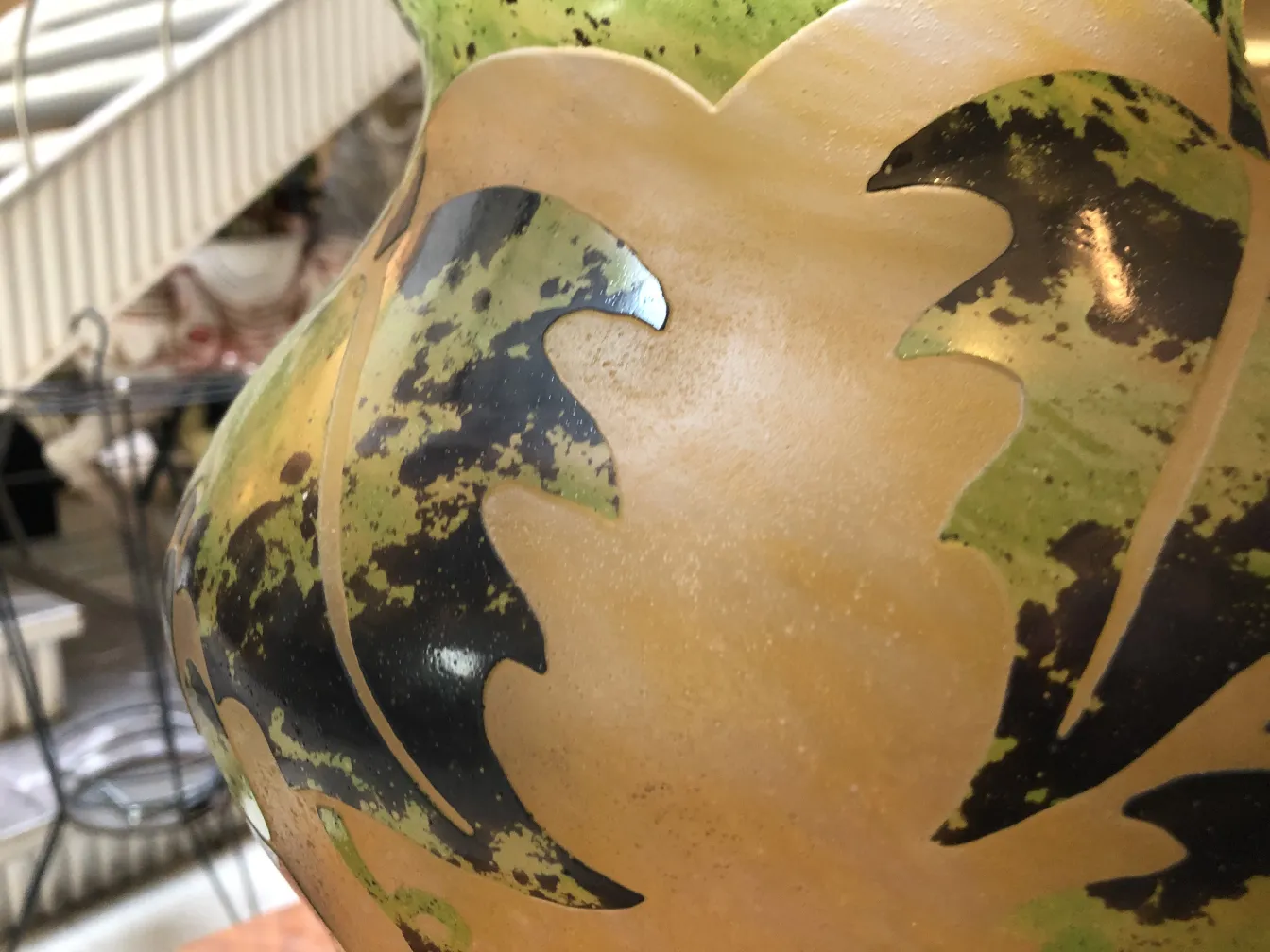 verre signé degué avec motif décoratif en vert et noir!