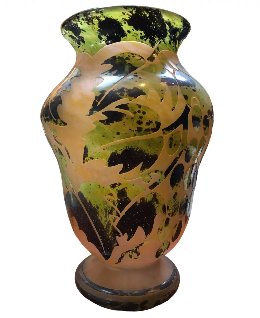 vaso decorativo firmato Degué con motivi naturali e colori vivaci