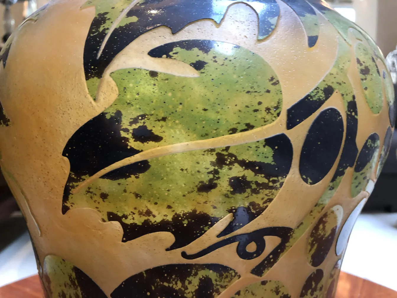 古董签名玻璃，带有绿色和黑色的图案。