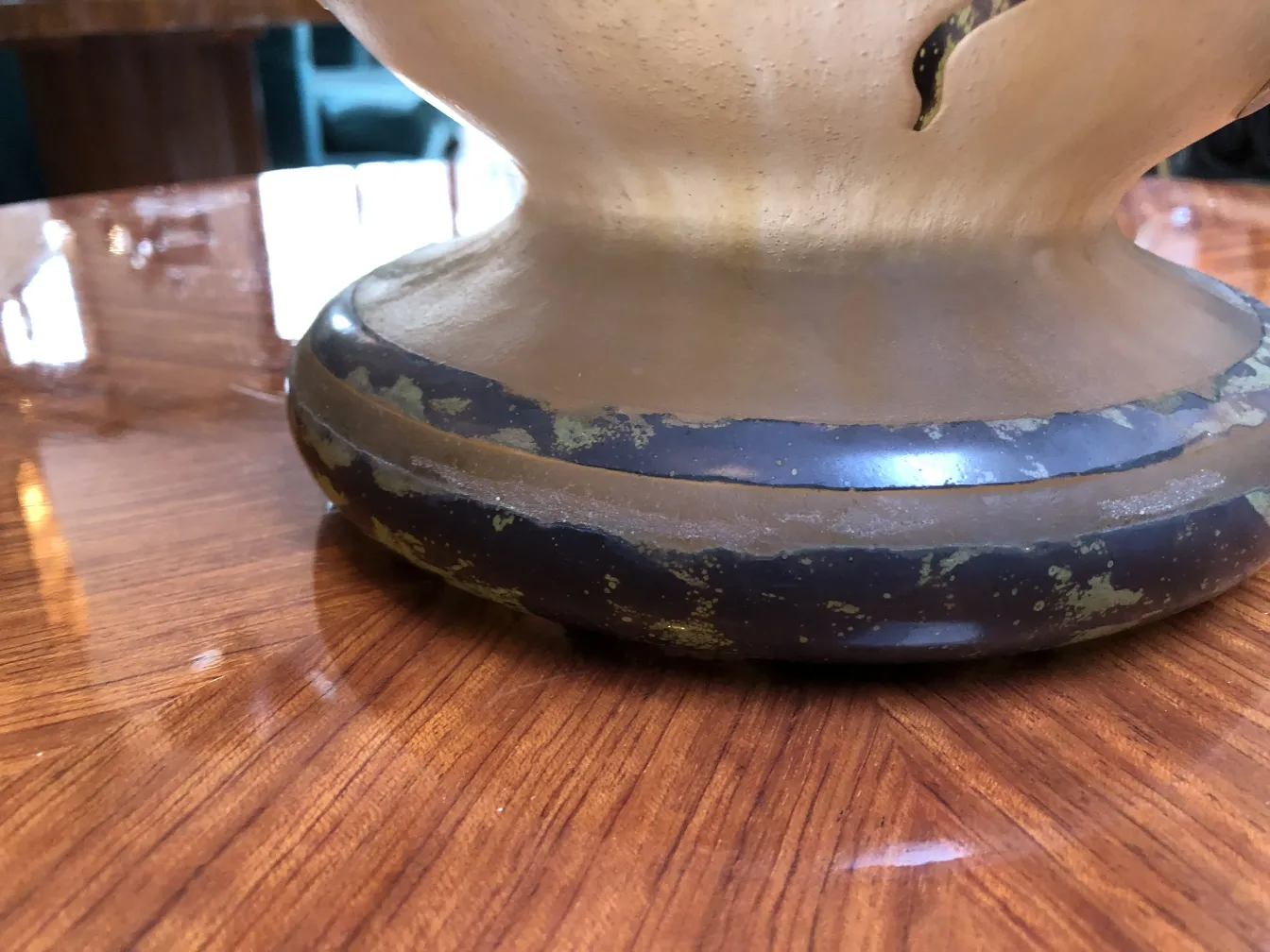 Vue de la base d'un verre signé Degué dans un cadre élégant.