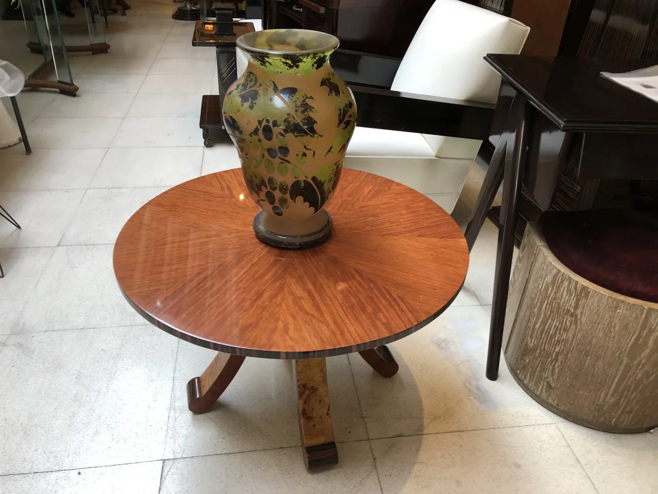 Decorative signed glass Degué on a round wooden table