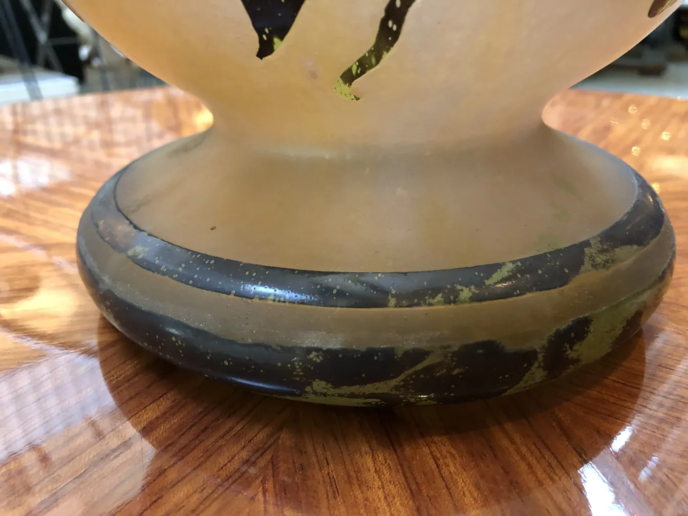 Base de un vaso antiguo firmado Degué con decoraciones doradas