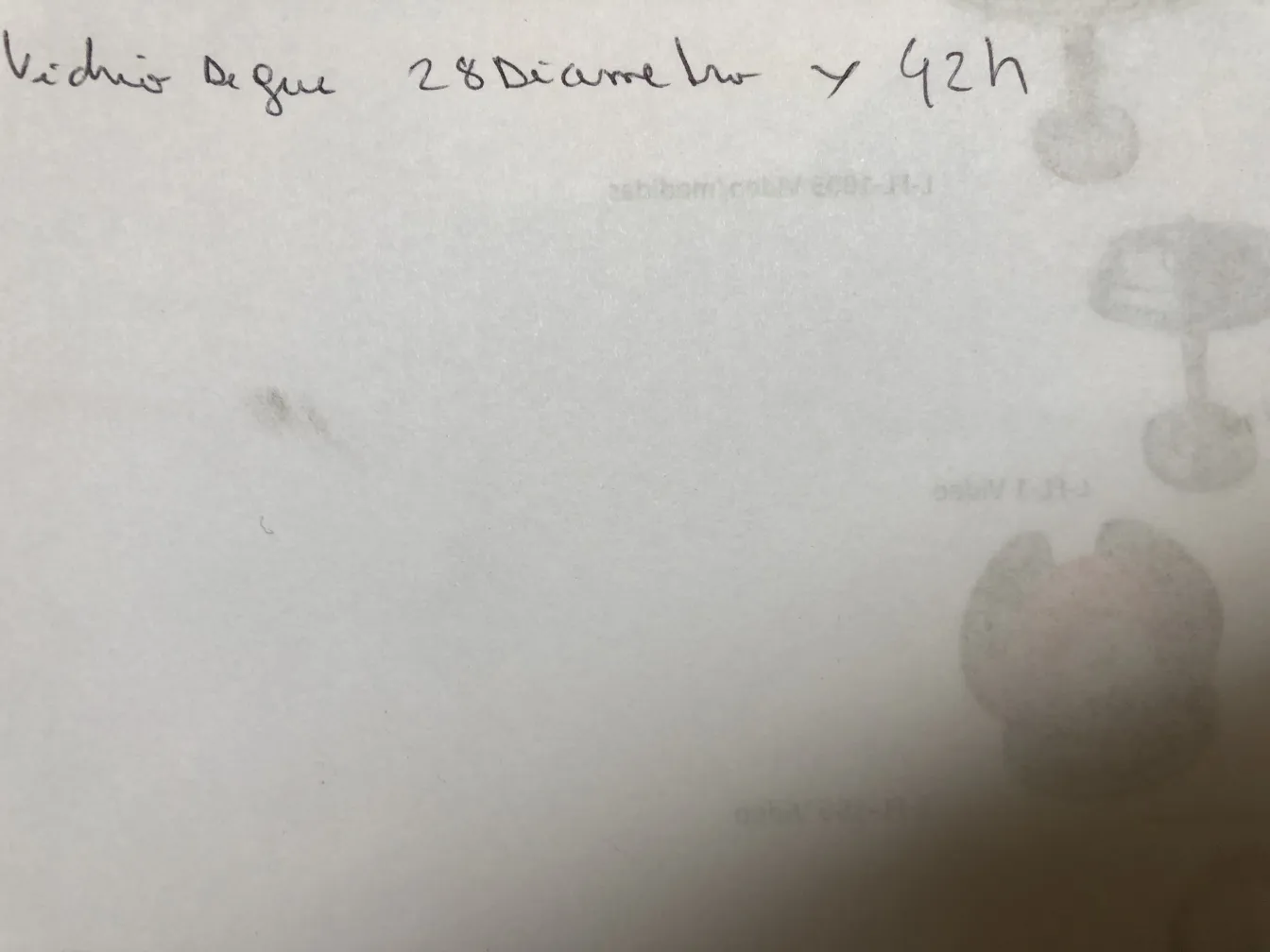 Vidrio firmado de Degué en un ambiente antiguo, con detalles sutiles.