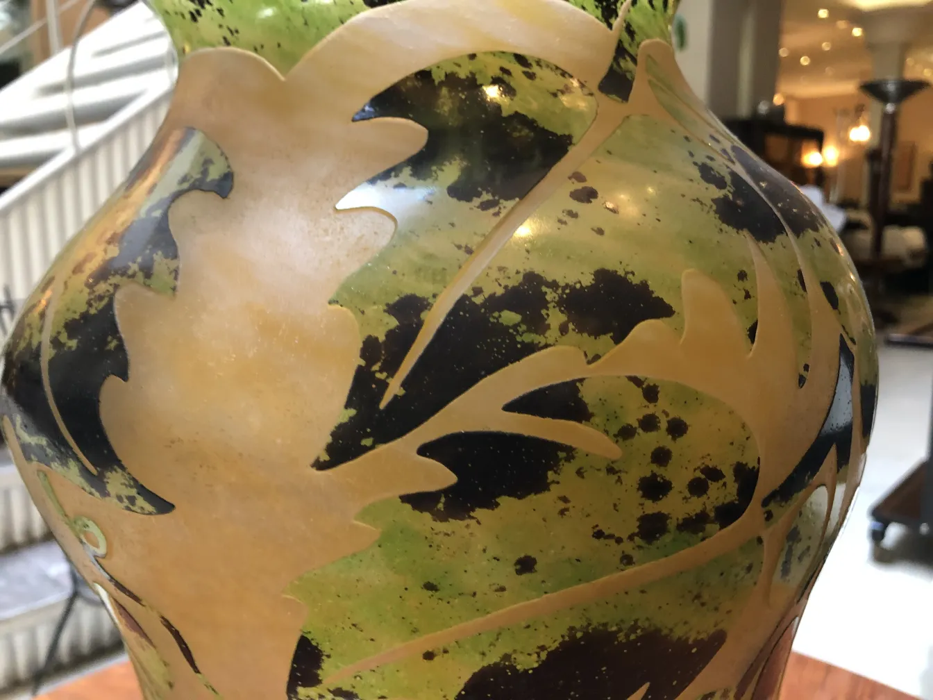 Purana glass par hastaksharit Degué ke patte ka design