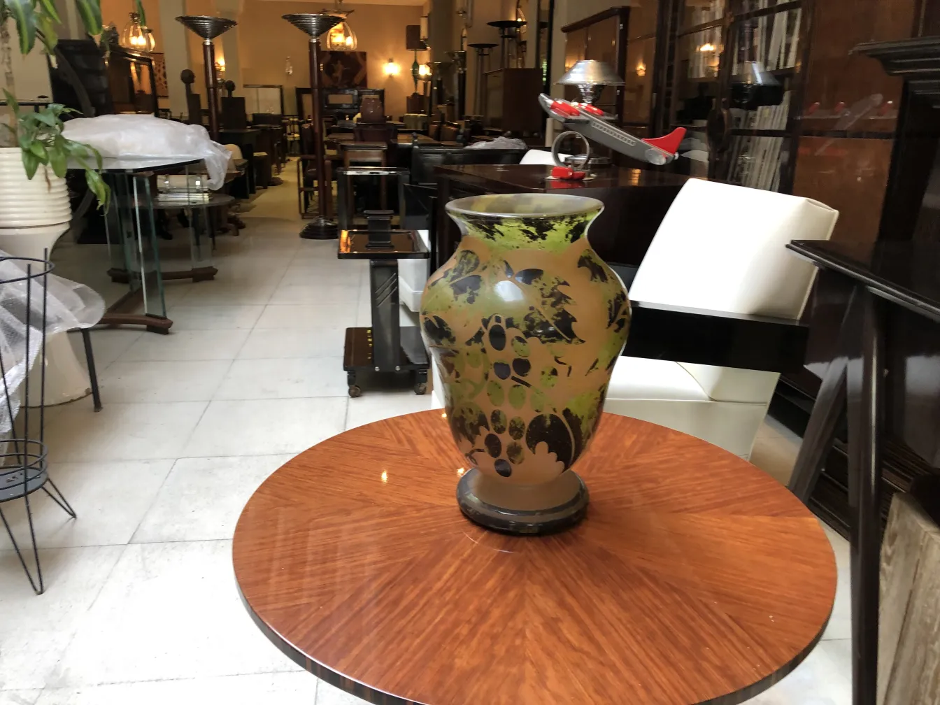 Vase en verre signé Degué dans un cadre ancien.