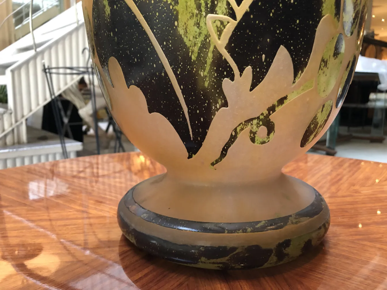 Antikes signiertes Glas Degué mit dekorativen Details in dunklen und grünen Tönen auf einer Holzoberfläche.