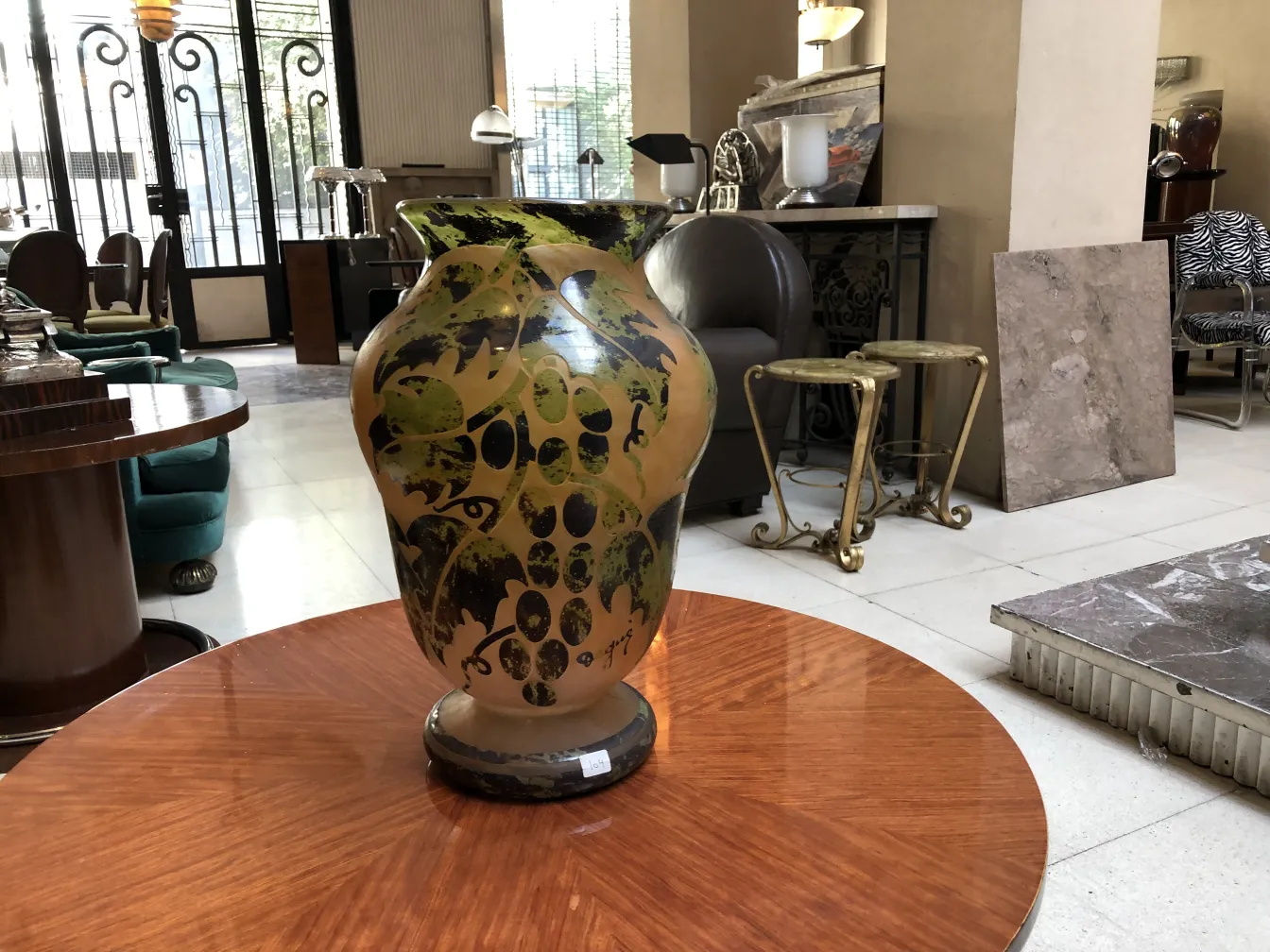 Antiguo vidrio firmado Degué con diseño decorativo francés en un entorno elegante.