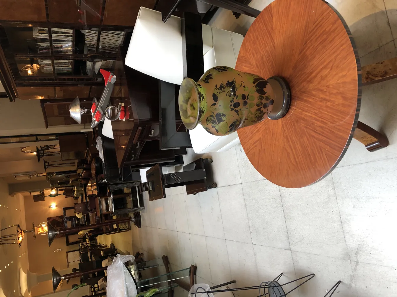 Antiquariato vetro firmato Degué con decorazione floreale su tavolo di legno