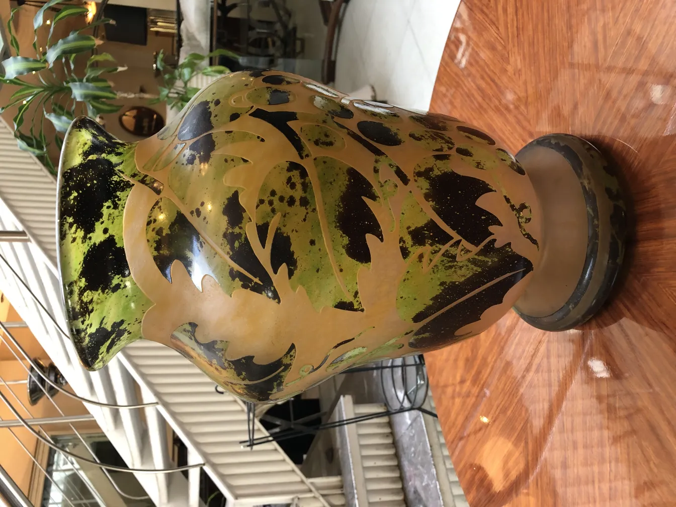 Vase en verre signé Degué avec des motifs de feuilles vertes et noires