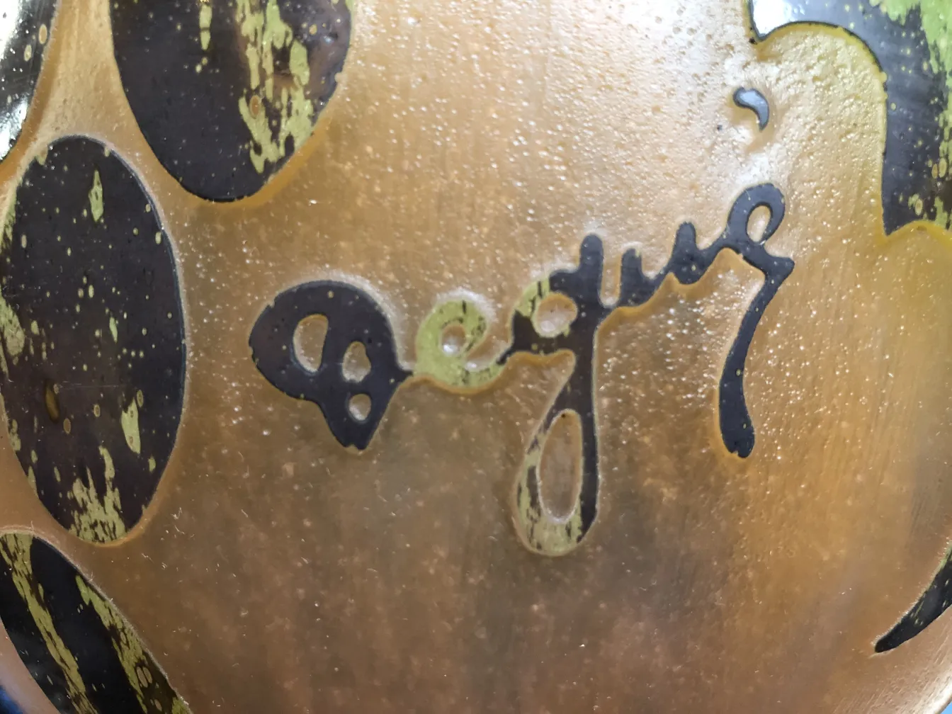 Signed glass Degué with artistic details. Antique.