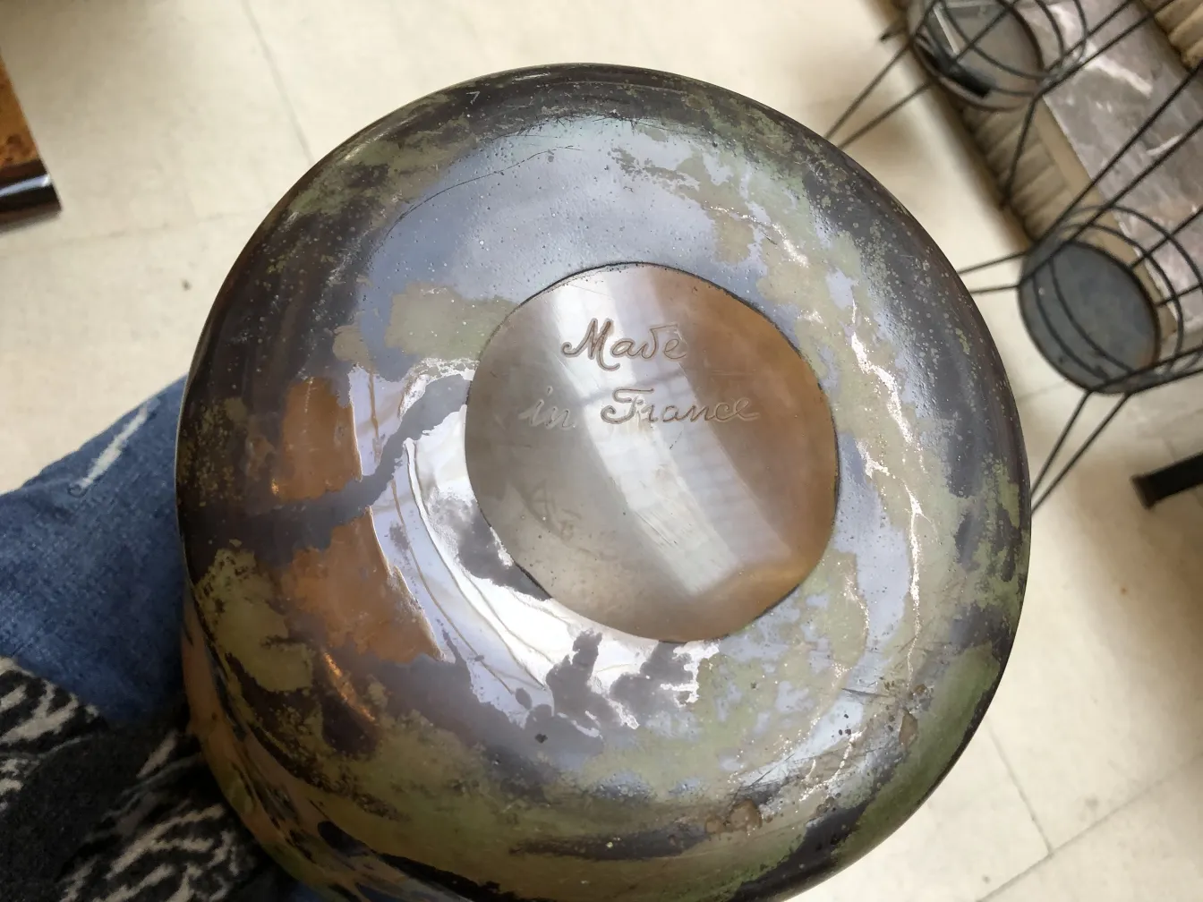 Degué签名玻璃底部视图，具有独特细节。