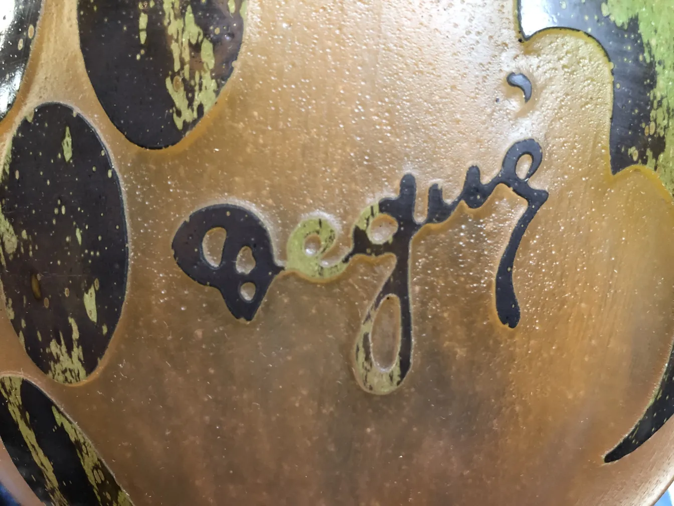 Vetro antico con firma Degué e decorazioni