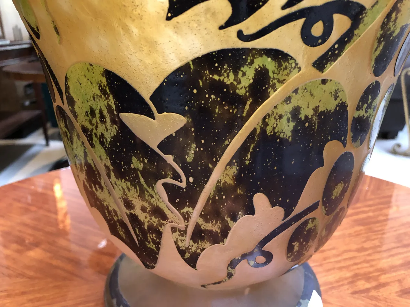 Vidro antigo decorativo assinado Degué com desenhos artísticos