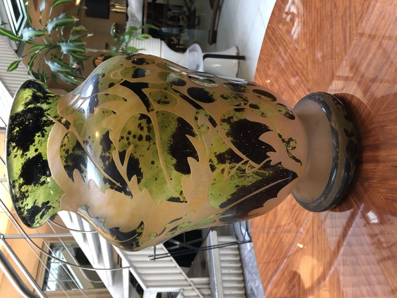 Signed glass Degué with leaf decoration on a stylish setting.