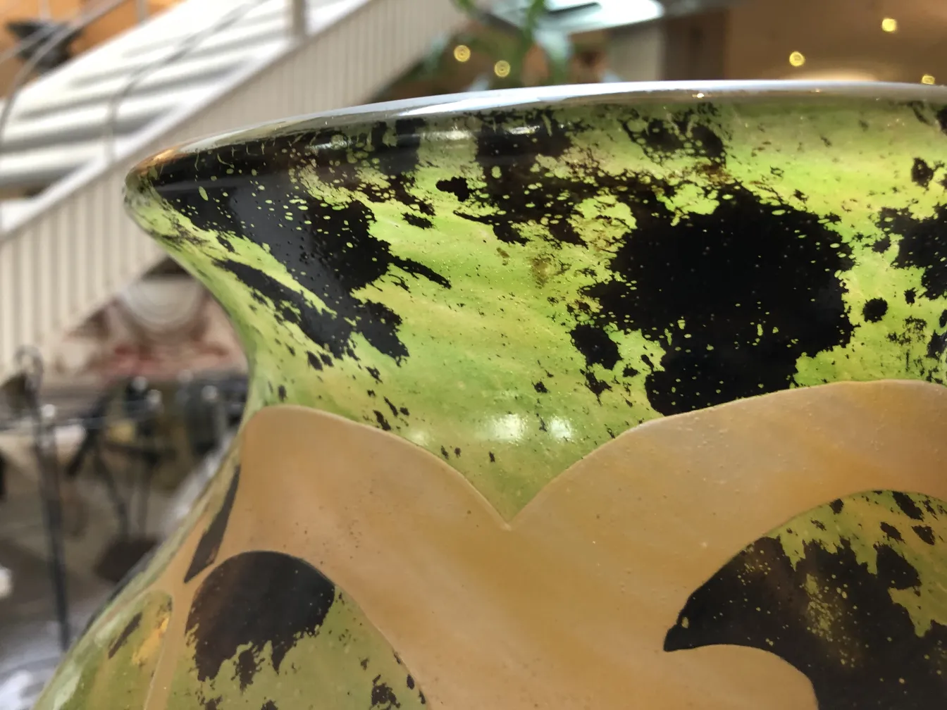 Vue d'un vase avec des détails noirs et verts, antiquité verre signé Degué.