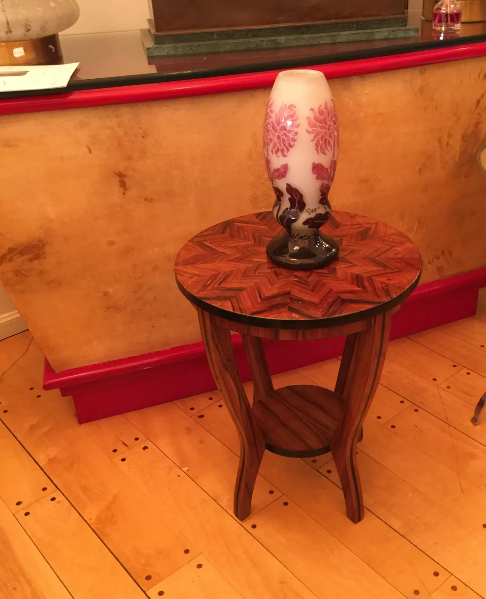 Signiertes Glas Degué auf einem Holztisch in einem antiken Umfeld