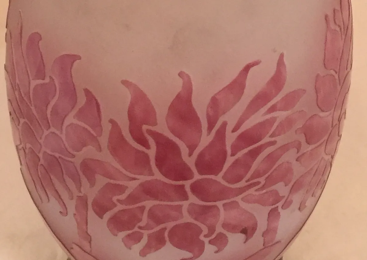 古董签名玻璃Degué，花卉装饰，粉红色调。