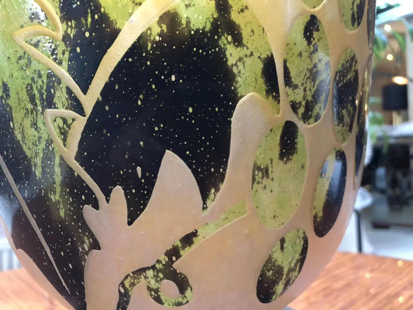 Signiertes Glas Degué mit buntem dekorativem Design