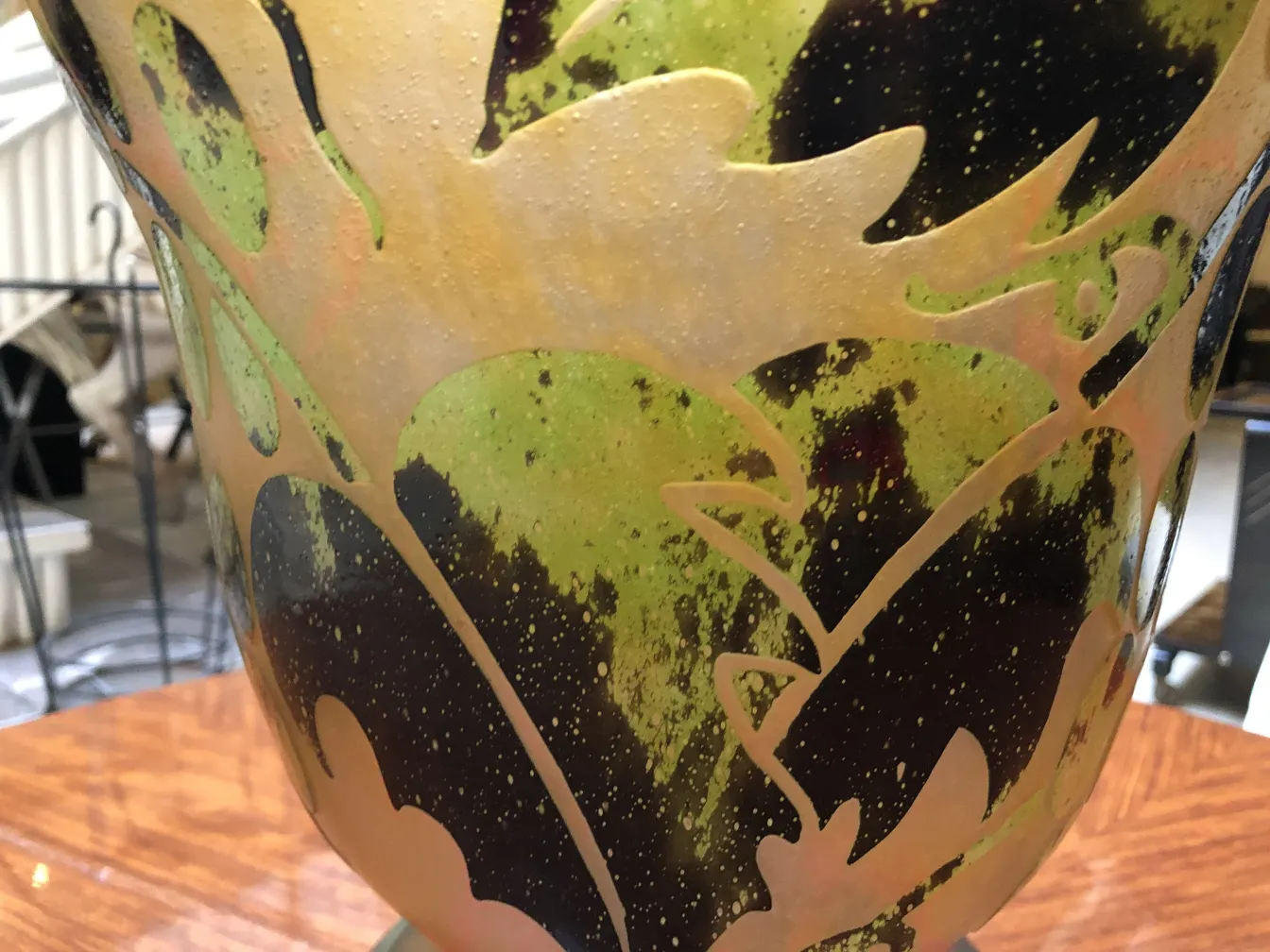 Verre signé Degué avec un design complexe en tons verts et foncés, dans un environnement d'antiquités.