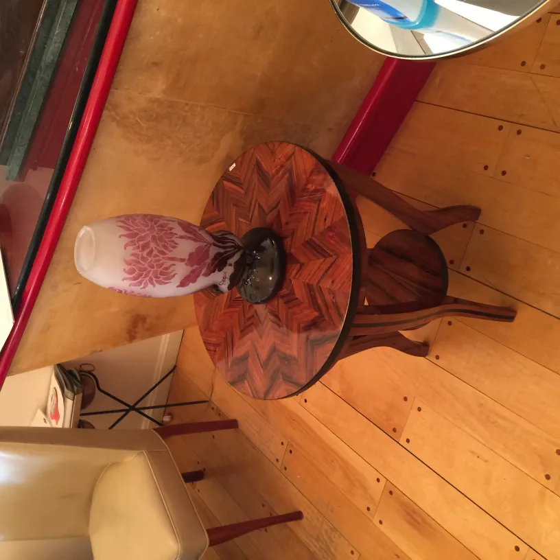 Signiertes Glas Degué auf Tisch mit Blumenmuster