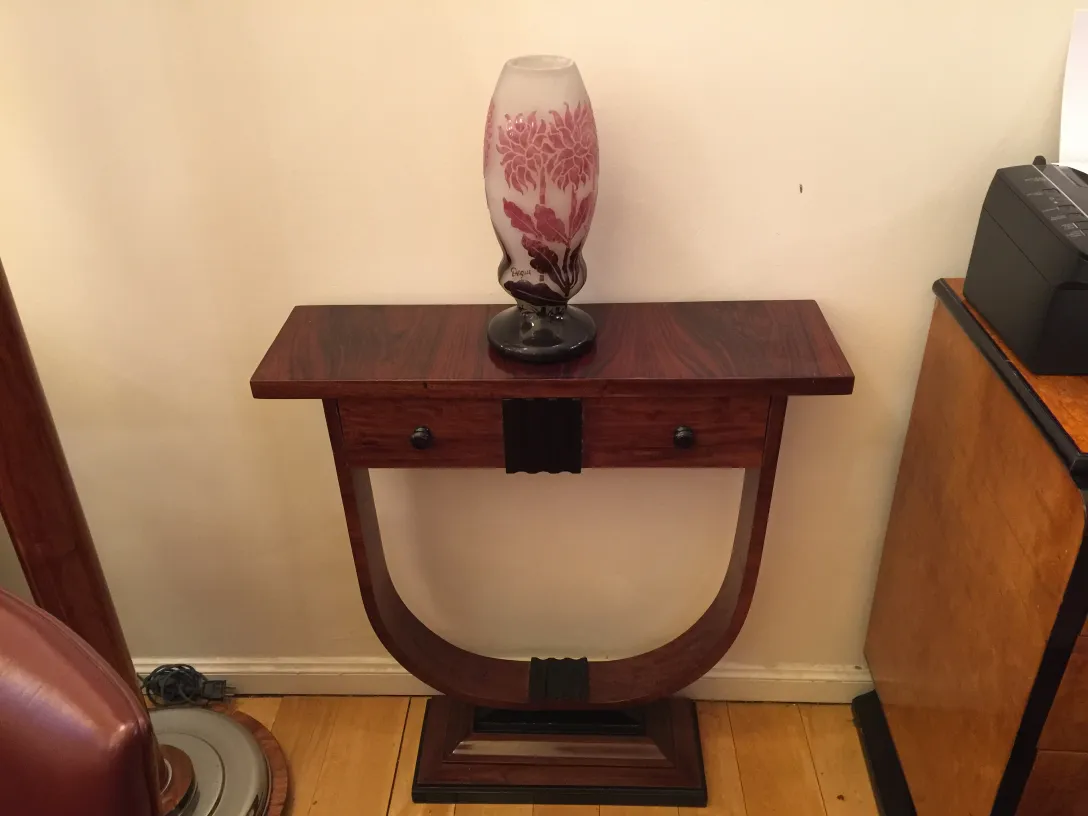 Vidrio firmado de Degué en un entorno antiguo con lámpara decorativa