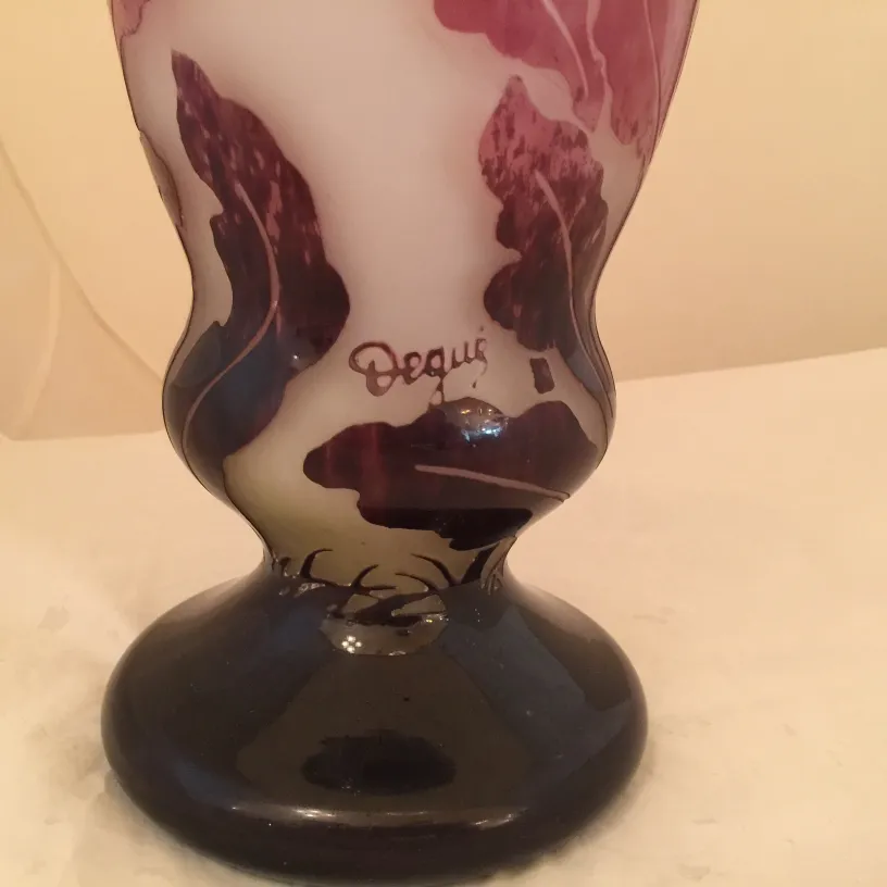 Vetro firmato Degué con decorazione viola e base larga.