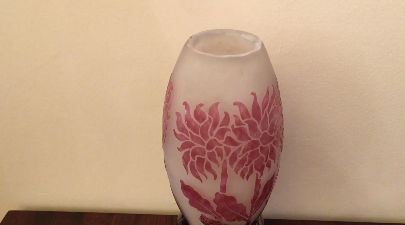 vidrio antiguo Degué con decoraciones florales en tonos rosa