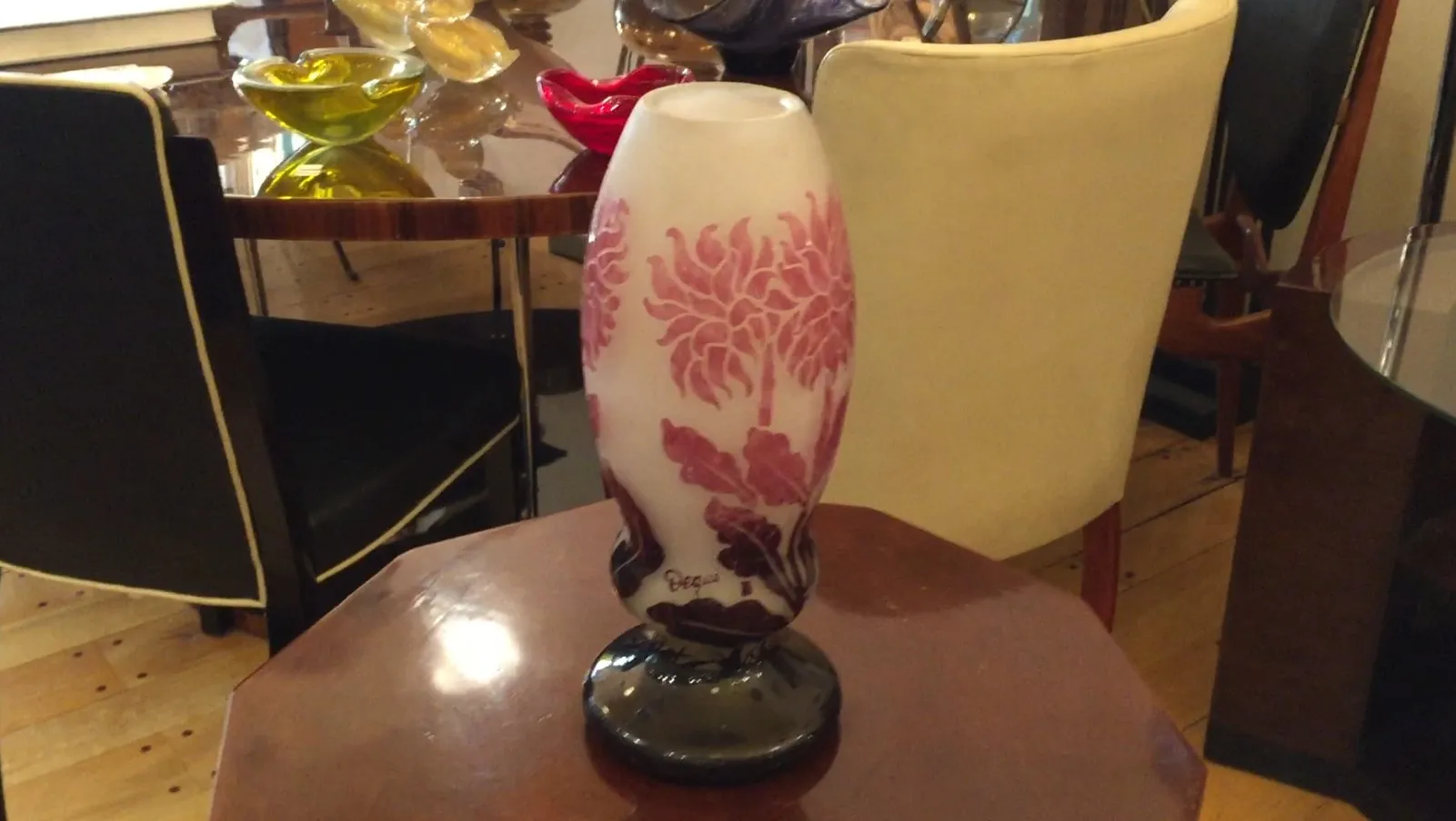vaso de vidro assinado degué francês com desenhos florais