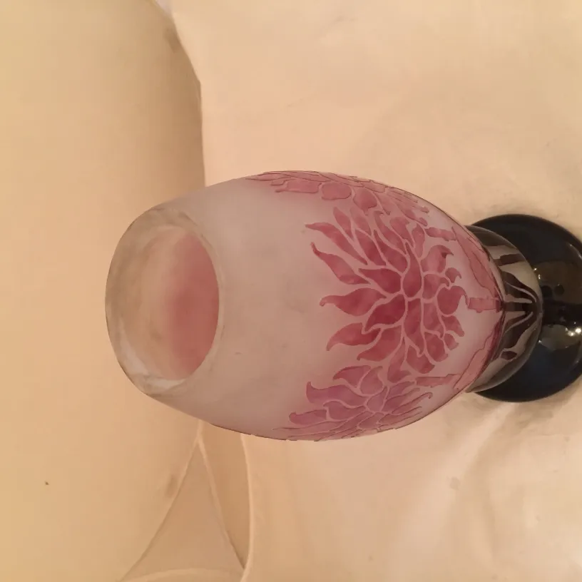 vase con motivi floreali e base nera, antiquariato