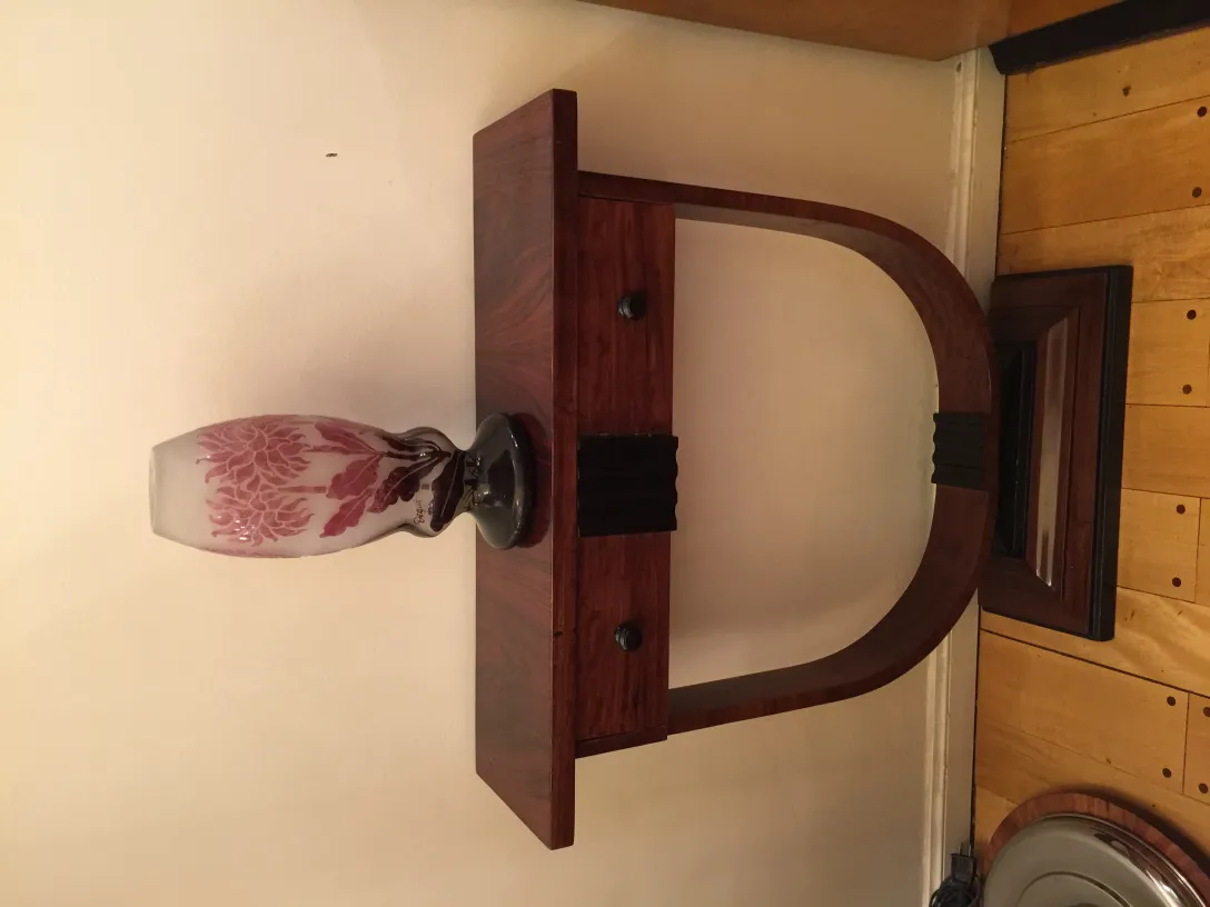 Vase en verre signé Degué avec motif floral sur une table élégante