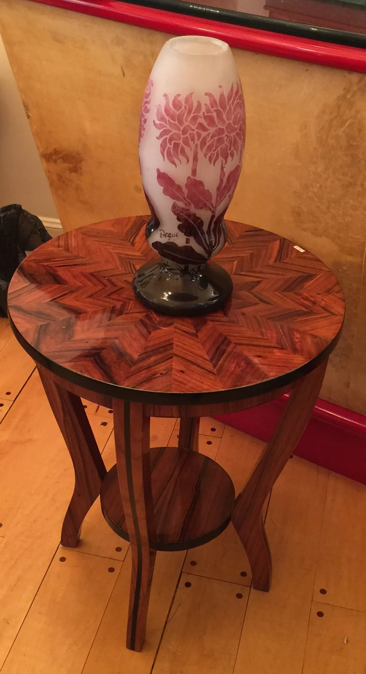 antiquariato decorativo con dettagli artistici in vetro firmato Degué