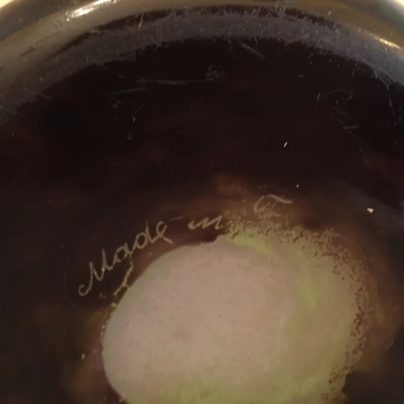 Antikes Glas mit Degué-Unterschrift innen, in einem eleganten Umfeld.